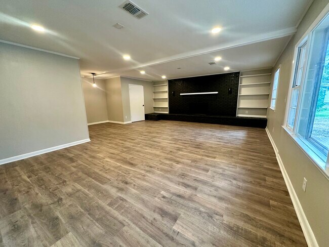 Building Photo - 135 Maple St