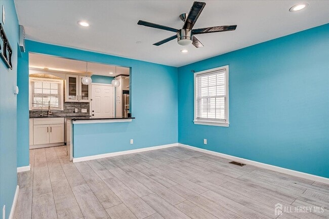 Building Photo - 14 Linden St