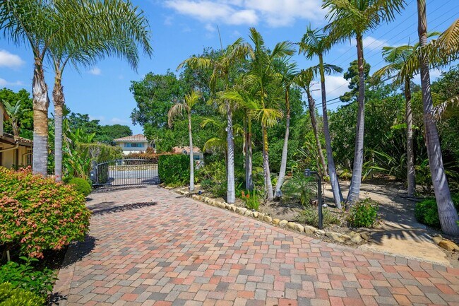 Building Photo - Montecito Property with a View and a Pool ...
