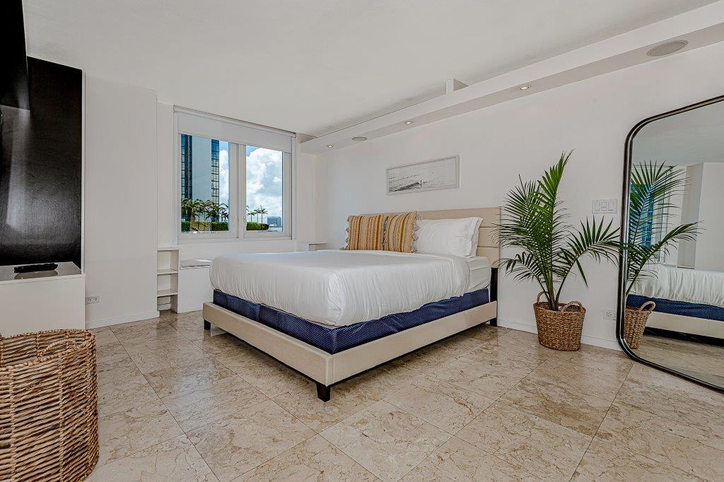 Building Photo - 2301 Collins Ave