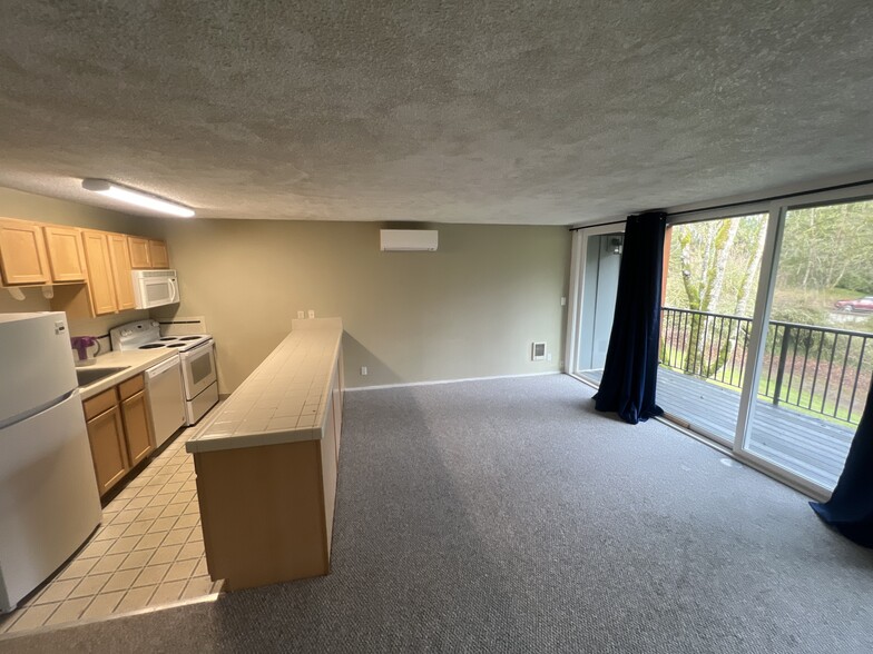 Living room kitchen balcony - 100 Kerr Pkwy