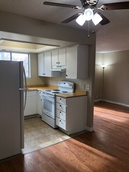 Building Photo - 1080 E Quail Park Dr