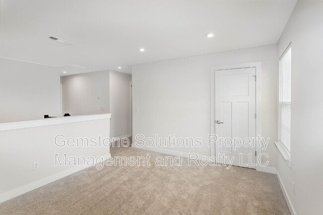 Building Photo - 3301 Somerset Ln