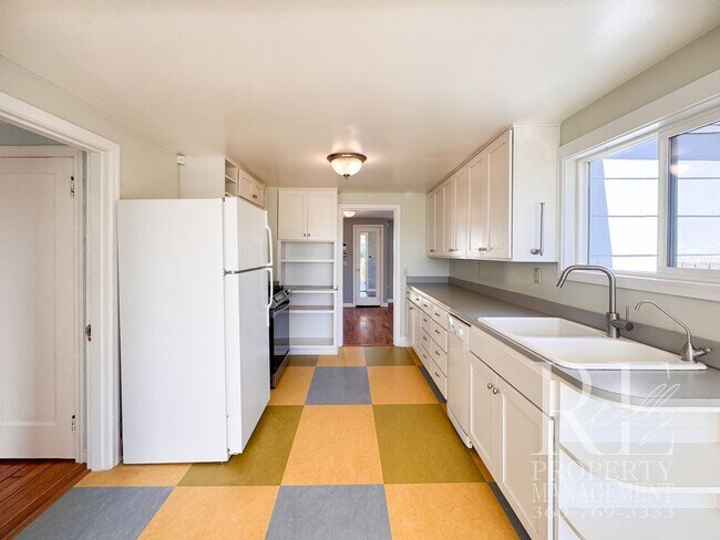 Building Photo - Charming 2-Bedroom Home with Renovated Bath, Hardwood Floors & Spacious Fenced Yard