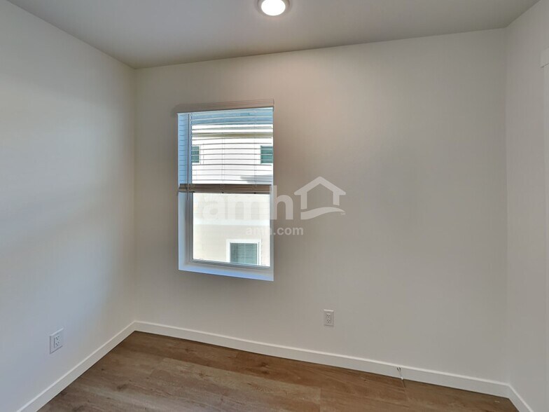 Building Photo - 324 N Addison Way