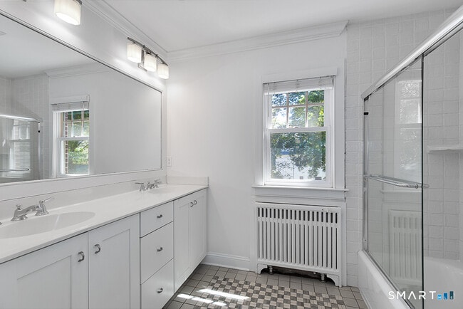 Building Photo - 134 Dyer St