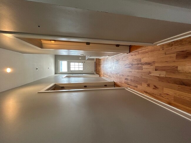 Building Photo - 751 W Buckingham Pl