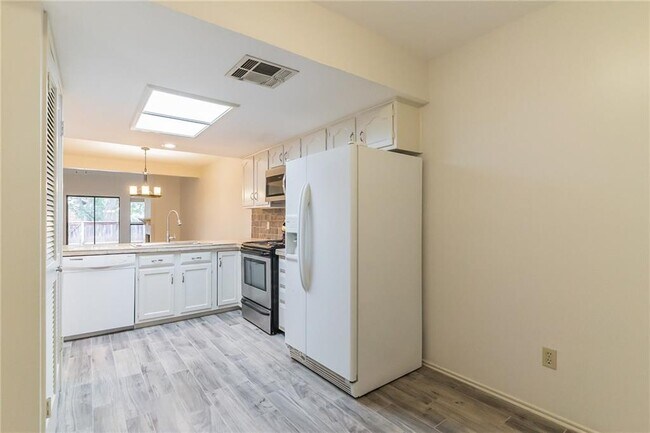 Building Photo - 7211 Lakewood Dr