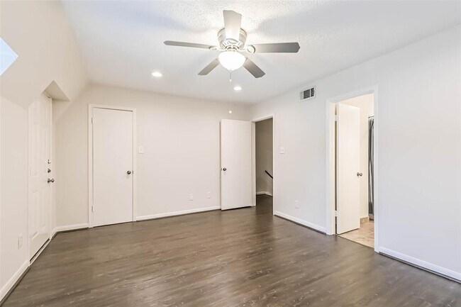 Building Photo - 496 N Post Oak Ln