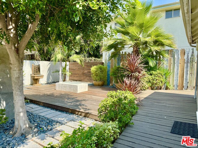 Building Photo - 1153 N Poinsettia Pl