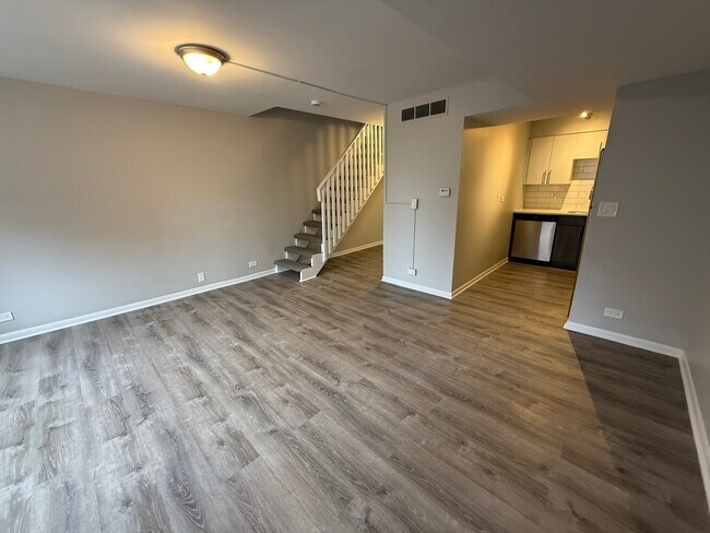 Building Photo - 744 W Gordon Terrace