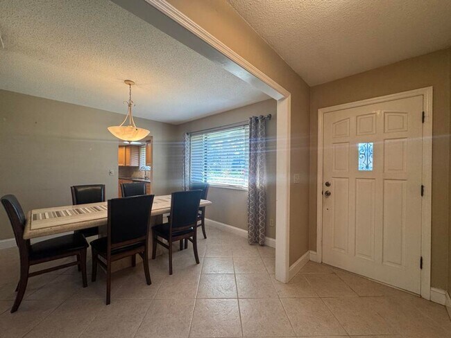 Building Photo - 3/2 in Pelican Bay