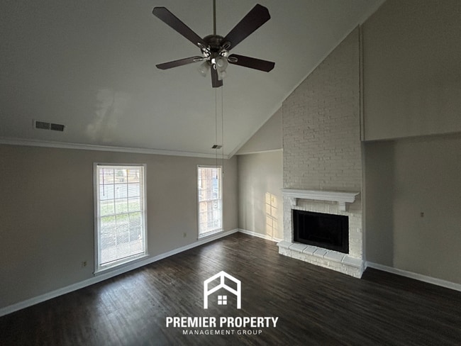 Building Photo - Spacious 3 Bedroom Home for Rent in Memphis | Vaulted Ceilings, Fireplace & Fenced Yard