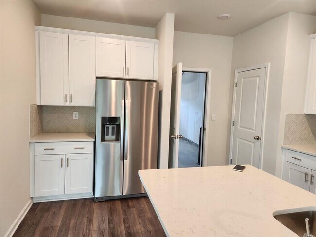 Building Photo - 1050 Sunny Lk Dr