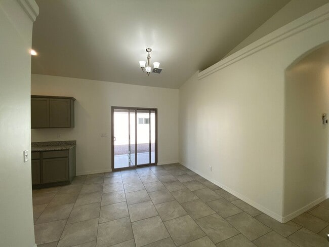 Building Photo - 3 Bedroom 2 Bathroom Home