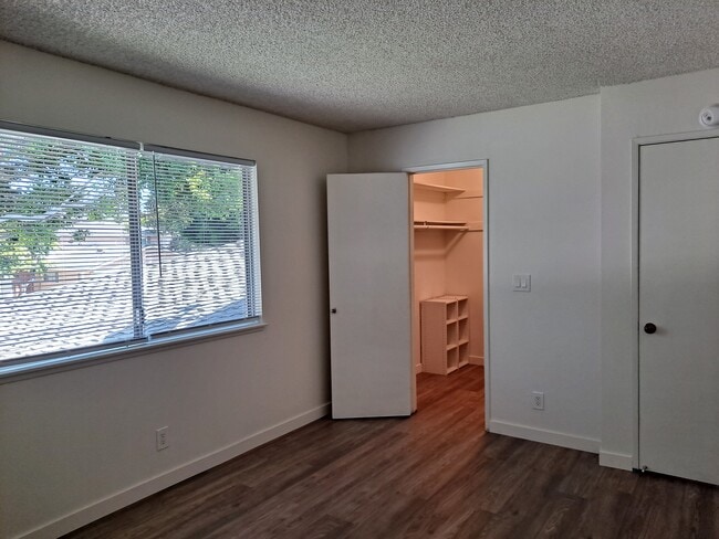 Building Photo - 2635 Sextant Ave