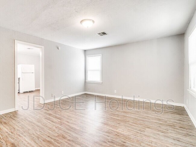 Building Photo - 536 E Northrup Dr