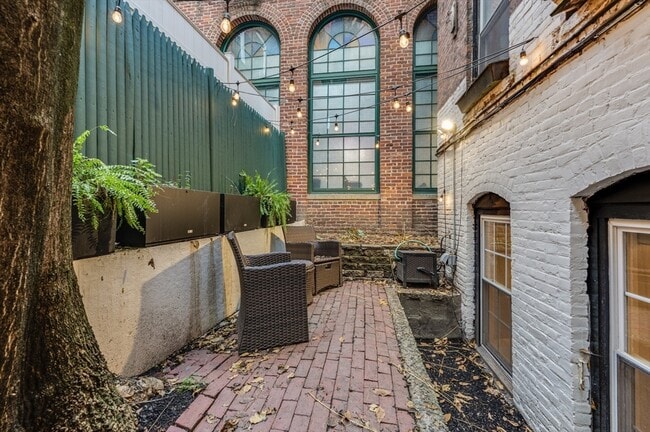 Building Photo - 45 1/2 Garden St