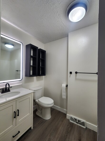 Bathroom - 905 Woodmere Dr