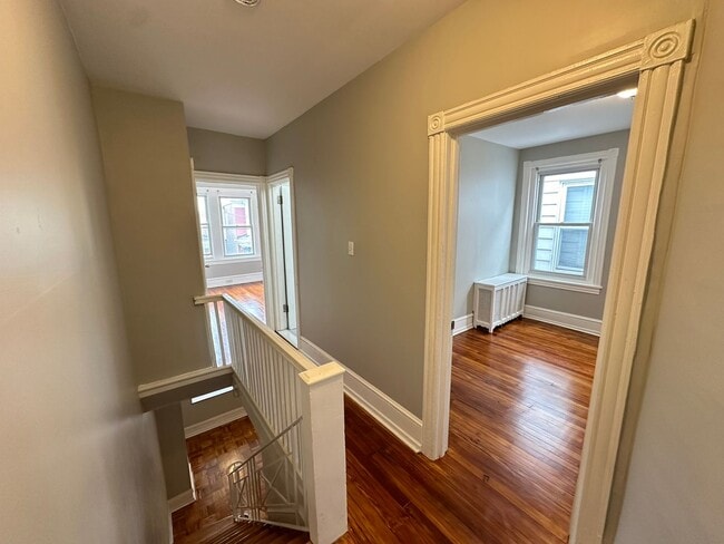 Building Photo - Experience comfort in three large, light-f...