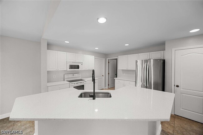 Building Photo - 915 NE 10th Ln