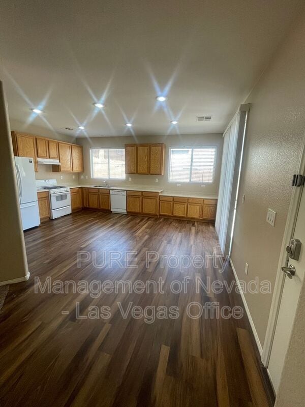 Building Photo - 9360 Fort Bayard Ave