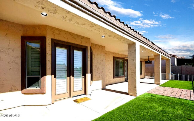 Building Photo - 2007 E Topeka Dr