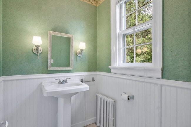 Building Photo - BEAUTIFUL COLONIAL HOME ON LIBBIE AVENUE B...