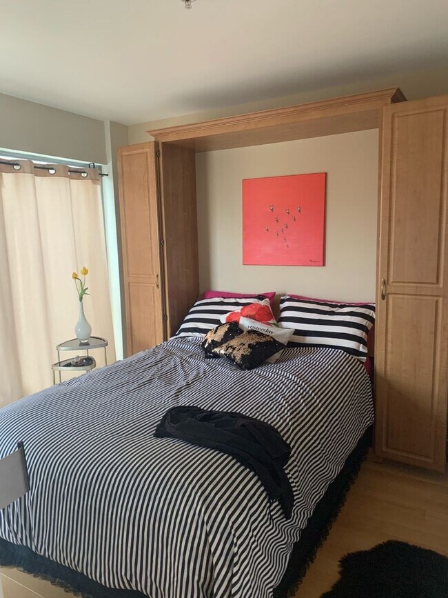 Building Photo - Gorgeous Condo in East Village!