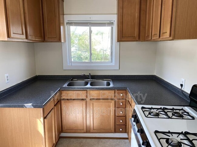 Building Photo - 806 Weedon St