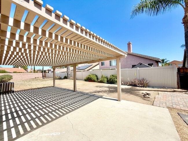 Building Photo - 4 Bedroom 3 Bathroom Cul-de-sac Home with Huge Backyard