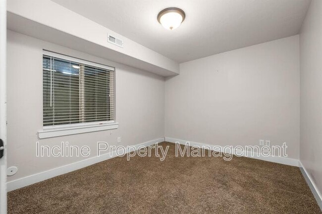 Building Photo - 2071 W Crescent Row