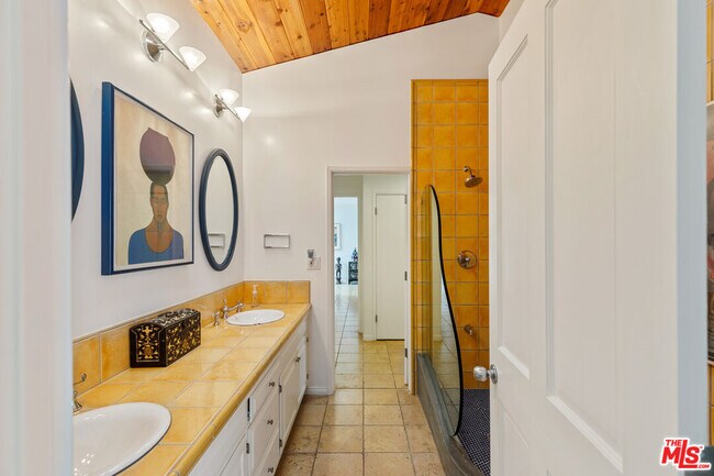 Building Photo - 7122 Dume Dr