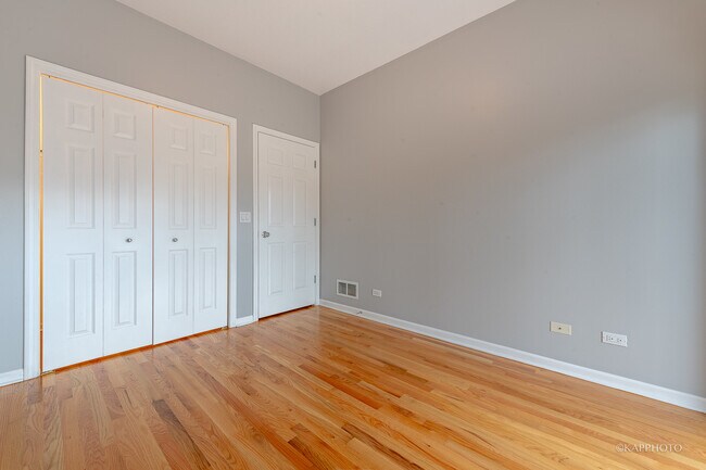Building Photo - 633 E Bowen Ave
