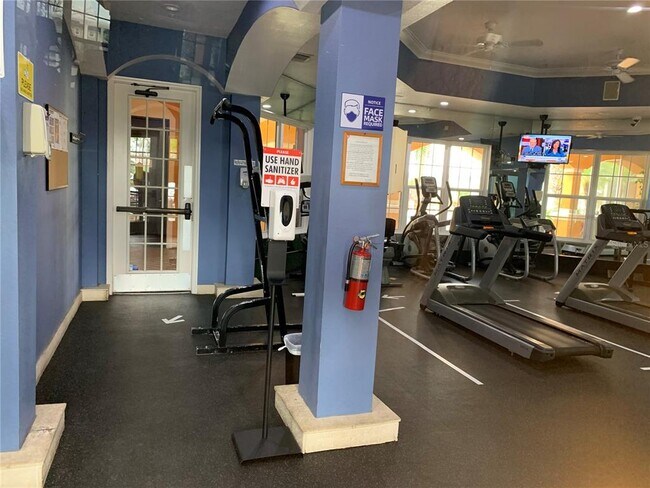 Building Photo - 5455 Vineland Rd