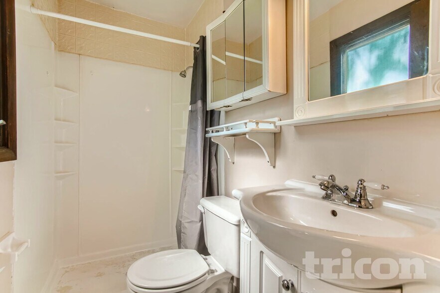 Building Photo - 13101 Thomas Ave