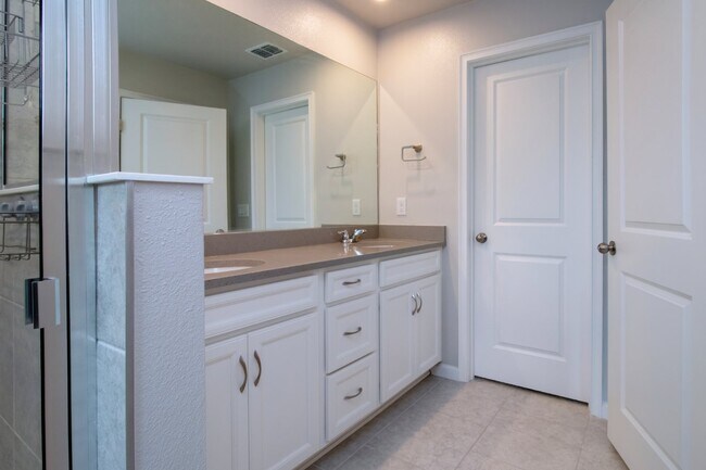 Building Photo - Stunning 3 Bed Townhouse for Rent in Lakewood Ranch! Spacious, Modern, and Move-In Ready!