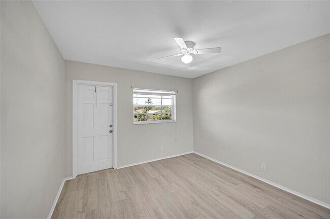 Building Photo - 1400 NE 55th St