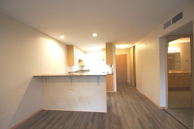 Building Photo - Pinto Suite