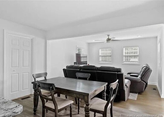 Building Photo - 150 Della Dr