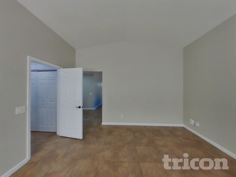 Building Photo - 10044 W Highland Ave