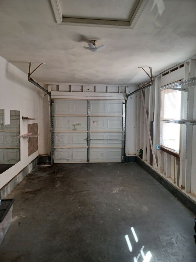 Building Photo - Spacious 3 BR townhouse in VA Beach with a...