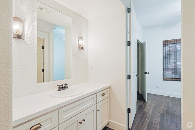 1BR, 1BA - 410SF - Bathroom - Alma Woodward