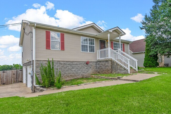 Building Photo - Pet Friendly Three Bedroom with Basement!