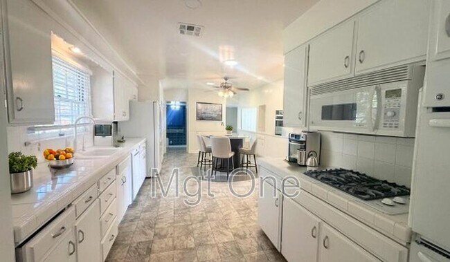 Building Photo - 2944 McAllister St