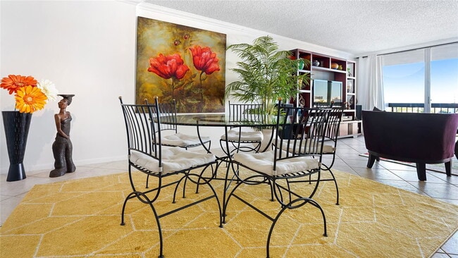 Building Photo - 4800 Bayview Dr