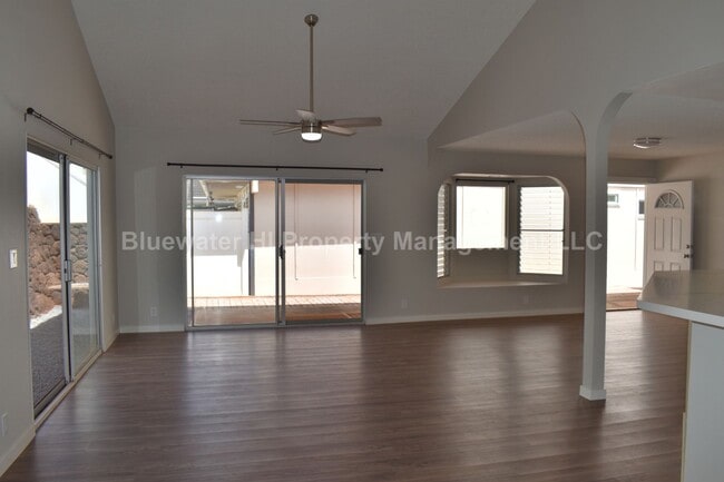 Building Photo - Renovated Single Level 3/2 w/ garage Waipi...