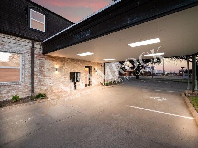 Building Photo - 701 N New Rd