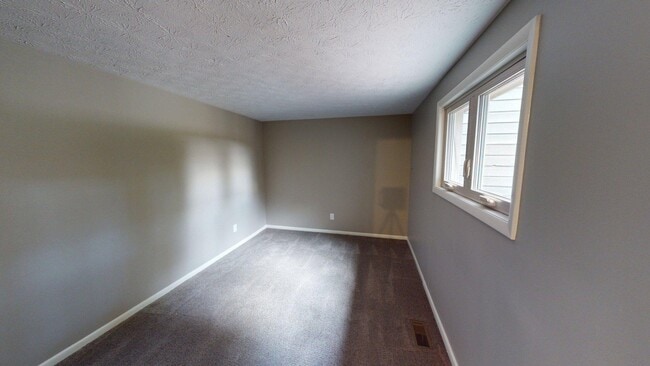 Building Photo - 2140 Fort Harrods Dr