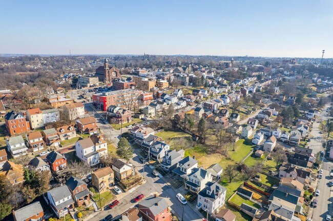 Building Photo - Stunning 3 bedroom home in Carrick available August 1!